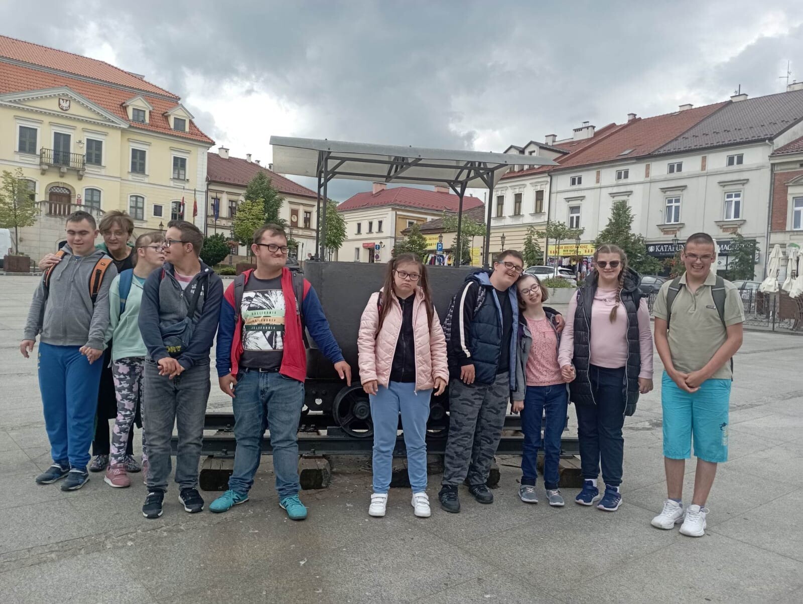 Uczniowie pozują do zdjęcia na Rynku w Wieliczce.