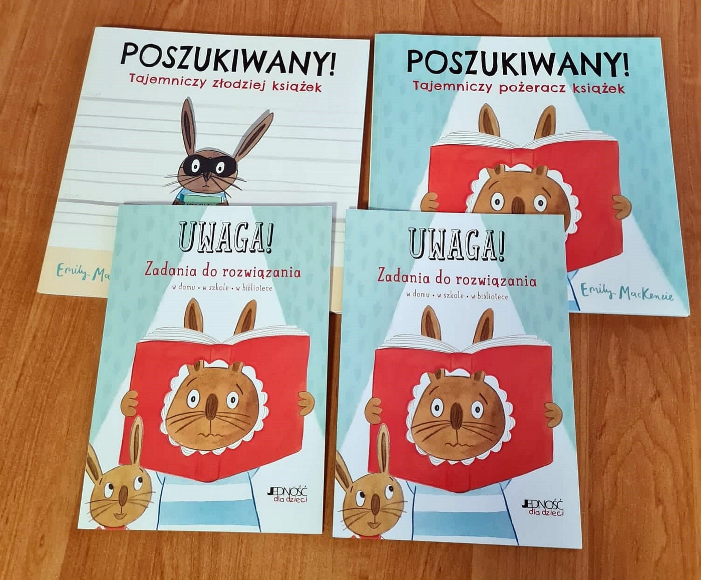 Cztery ksiązki leżą na stole.