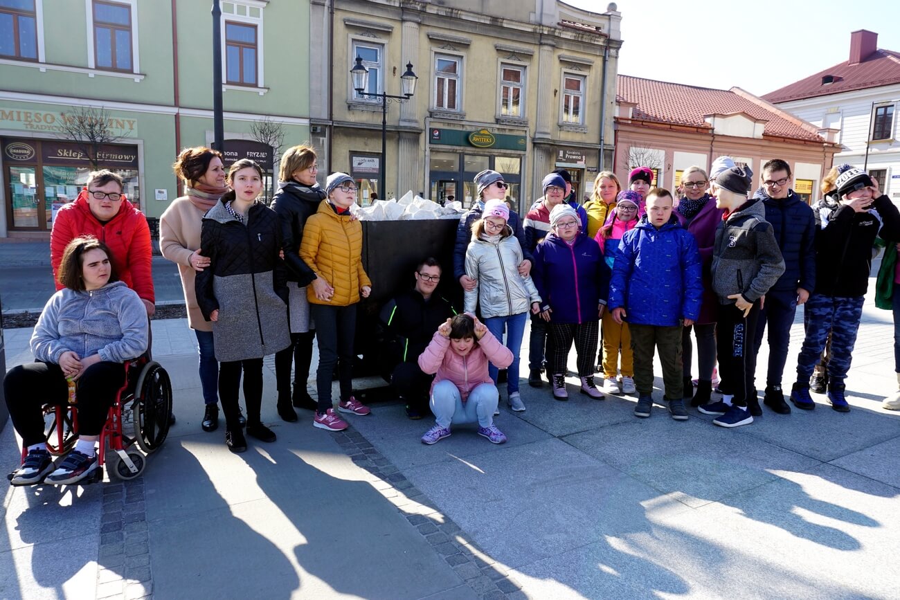 Grupa uczniów pozuje do zdjęcia na płycie Rynku w Bochni