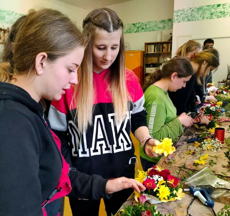 Uczennice wykonują dekoracje florystyczne.