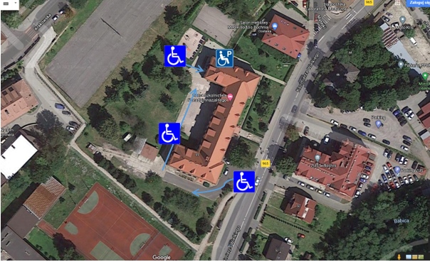 Zdjęcie z góry na budynek Specjalnego Ośrodka Szkolno-Wychpwawczego w Bochnni z oznaczoną trasą do wejścia dla osób z niepełnosprawnością ruchową (udogodnienie w postaci podjazdu).
