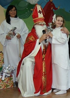 O tym, że wkrótce odwiedzi nas Święty Mikołaj, szeptano już w klasach już od jakiegoś czasu. Potem na szkolnym korytarzu pojawiło się ogłoszenie – list od Świętego – w którym uroczyście zapraszano grzeczne dzieci na spotkanie 4 grudnia, na szkolnej świetli 1