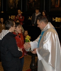 „Rekolekcje nie są trudne, rekolekcje nie są nudne, rekolekcje uczą, bawią nas …”  Tymi słowami ks. Robert przywitał i rozpoczął tegoroczne rekolekcje dla uczniów naszego Ośrodka. Licznie zgromadzeni uczniowie wraz z rodzicami i nauczycielami słuchali nauk 1