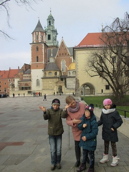 Nie bacząc na porywy mroźnego, zimowego już wiatru, 27 listopada maluchy z klasy I-III wybrały się na zwiedzanie Zamku Królewskiego na Wawelu. Udało nam się skorzystać z akcji „Darmowy listopad”, mieliśmy więc niepowtarzalną okazję zapoznania się z siedzib 1