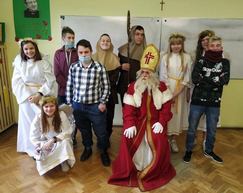 grupa uczniów wraz z Mikołajem