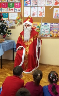 Okres świąteczny to czas radości i wielkich marzeń wszystkich dzieci. Tegoroczna nietypowa aura nie zmyliła Świętego Mikołaja. Pomimo braku białego puchu, dokładnie 6 grudnia pojawił się długo oczekiwany przez dzieci gość - Święty Mikołaj. (więcej) 1