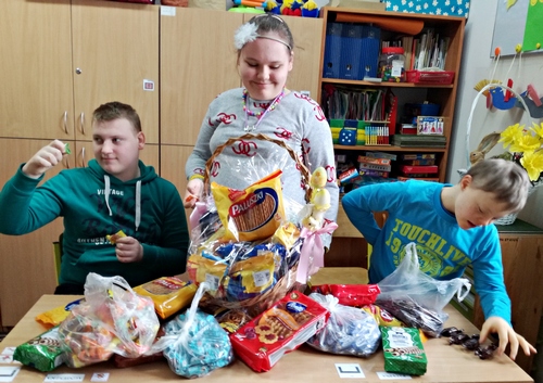 Tuż przed Świętami Wielkanocnymi w szkole przy ul. Kazimierza Wlk. zagościła zaprzyjaźniona młodzież ze Szkoły Podstawowej w Leszczynie i hojnie obdarowała naszych uczniów wielkim koszem pełnym łakoci. (więcej) 2