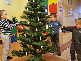 Zbliżają się Święta Bożego Narodzenia, które wiążą się z tradycją ubierania świątecznego drzewka. W naszym przedszkolu również nie mogło zabraknąć tego zwyczaju. Dzieci z wielkim zapałem zabrały się do ubierania choinki. (więcej) 2