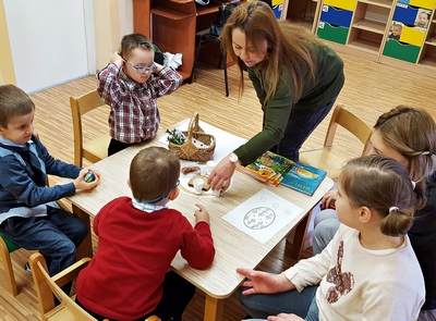 27.03.2018 r. w naszym przedszkolu miało miejsce wyjątkowo uroczyste śniadanie. Przez ostatnie dni dzieci poznawały tradycje związane z obchodami Świąt Wielkiej Nocy. Zwieńczeniem licznych opowieści o obrzędach i zwyczajach wielkanocnych było wspólne, świą 2