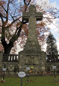 W dniu 31 października uczniowie  SOSW z klas ZSZ wraz z opiekunem Samorządu Uczniowskiego odwiedzili cmentarz wojenny w Bochni przy ul. Orackiej 1. Znajdują się tam groby żołnierzy austriackich z okresu I wojny światowej. (więcej) 1