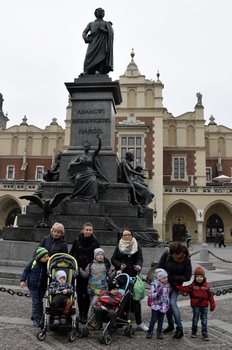 9 listopada wybraliśmy się na wycieczkę do Krakowa. Podczas spaceru po mieście Kraka zwiedziliśmy Rynek Główny - serce królewskiego miasta, Bazylikę Mariacką, Sukiennice, Barbakan oraz przylegające do Rynku urocze uliczki. (więcej) 1