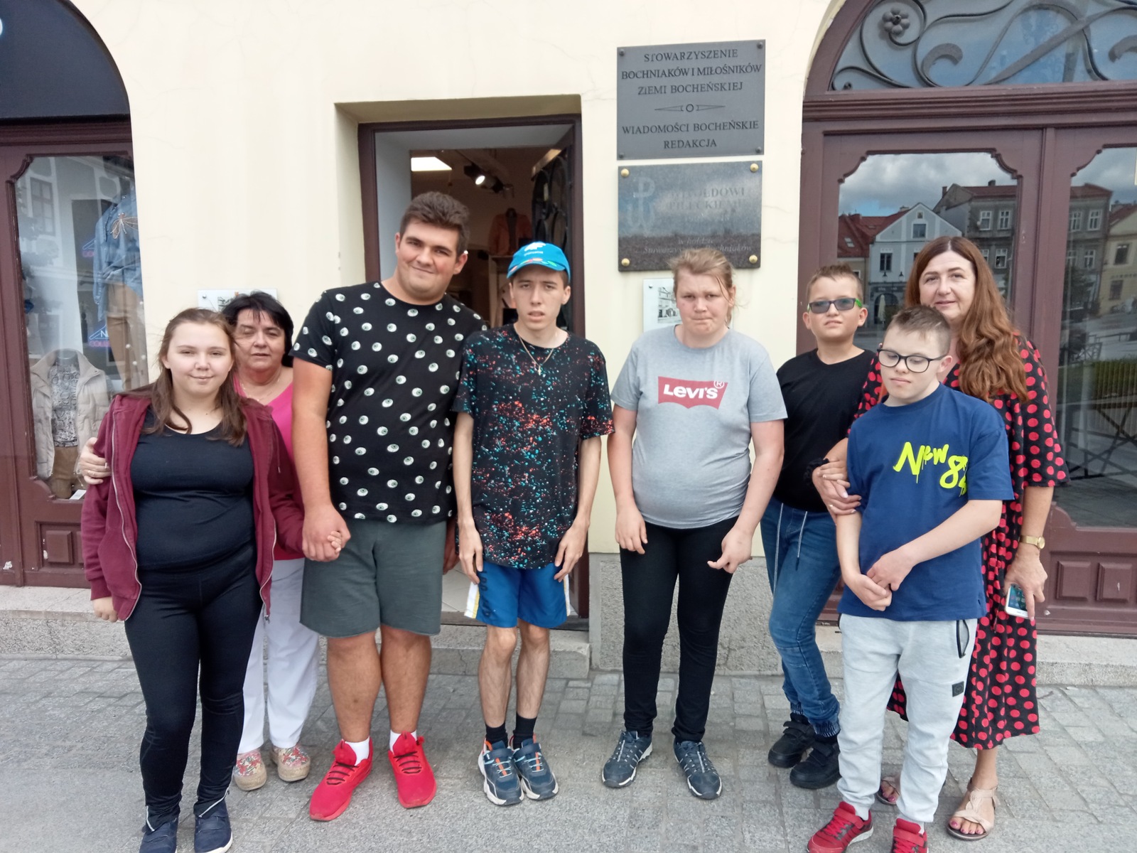Grupa uczniów pozuje do zdjęcia przed wejściem do siedziby Stowarzyszenia Miłośników Ziemi Bocheńskiej.