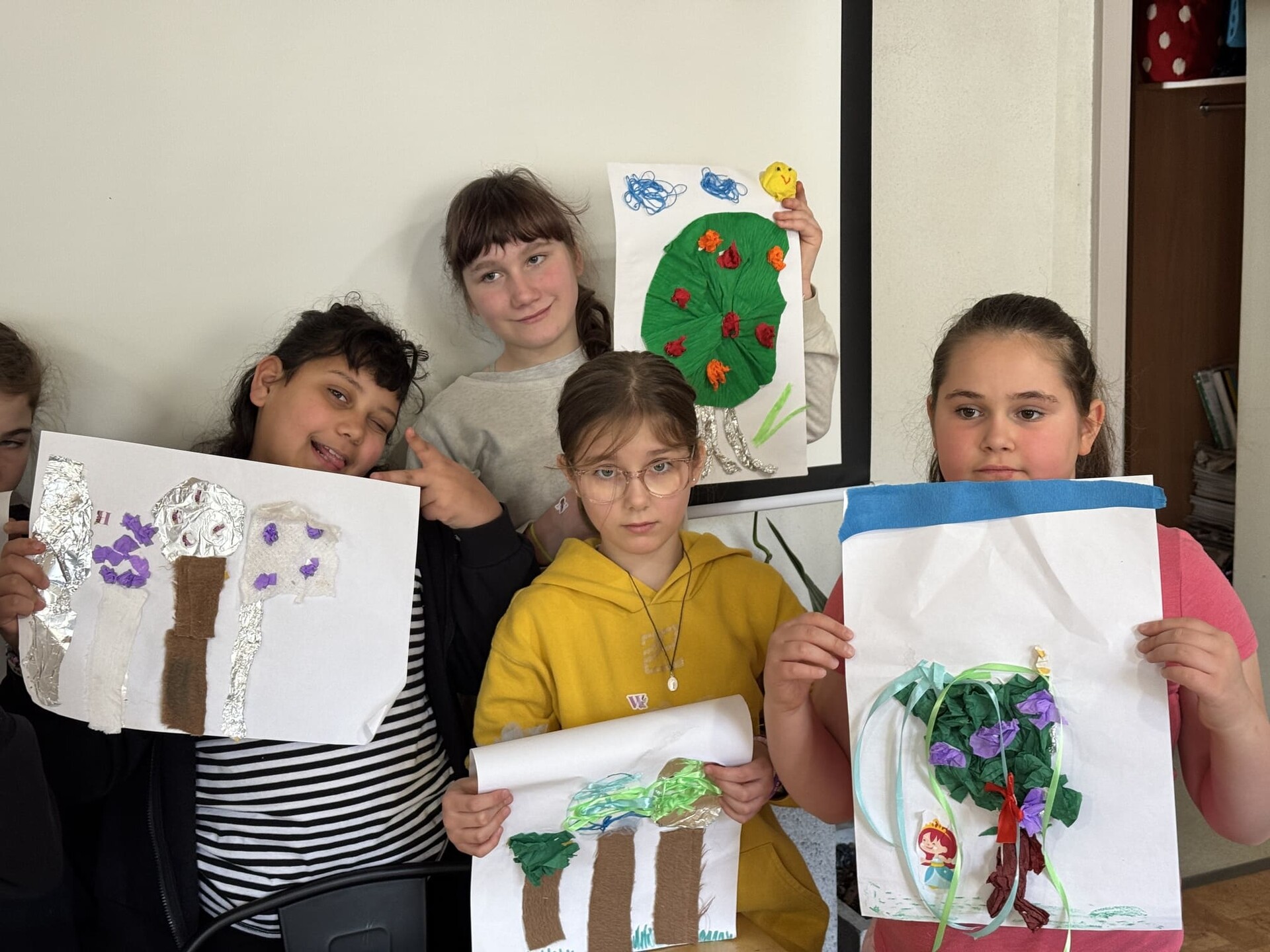 Uczennice prezentują prace plastyczną o tematyce ekologicznej.