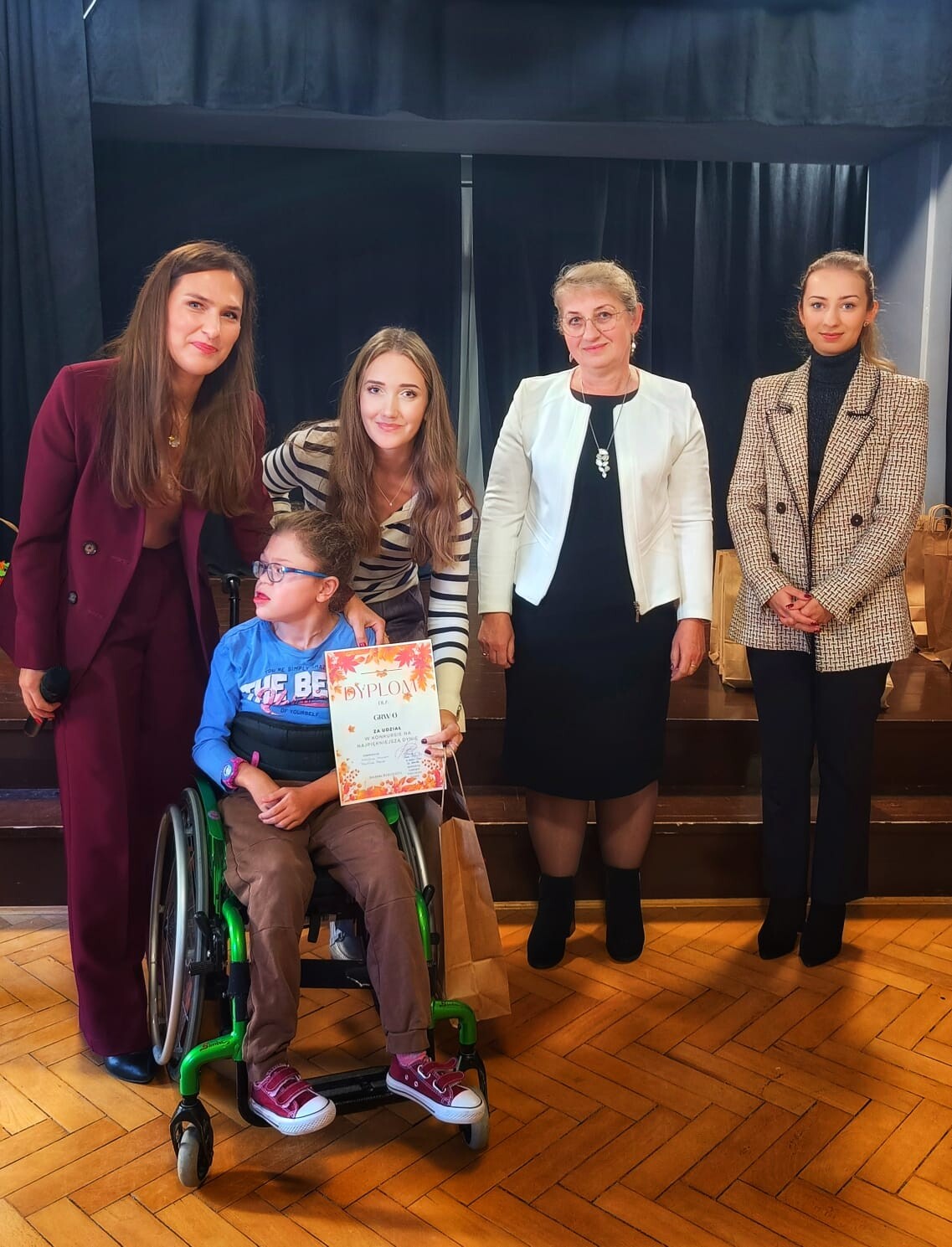 Uczniowie wraz z nauczycielami pozują do zdjęcia po otrzymaniu dyplomów w konkursie na najpiękniejsza dynię.