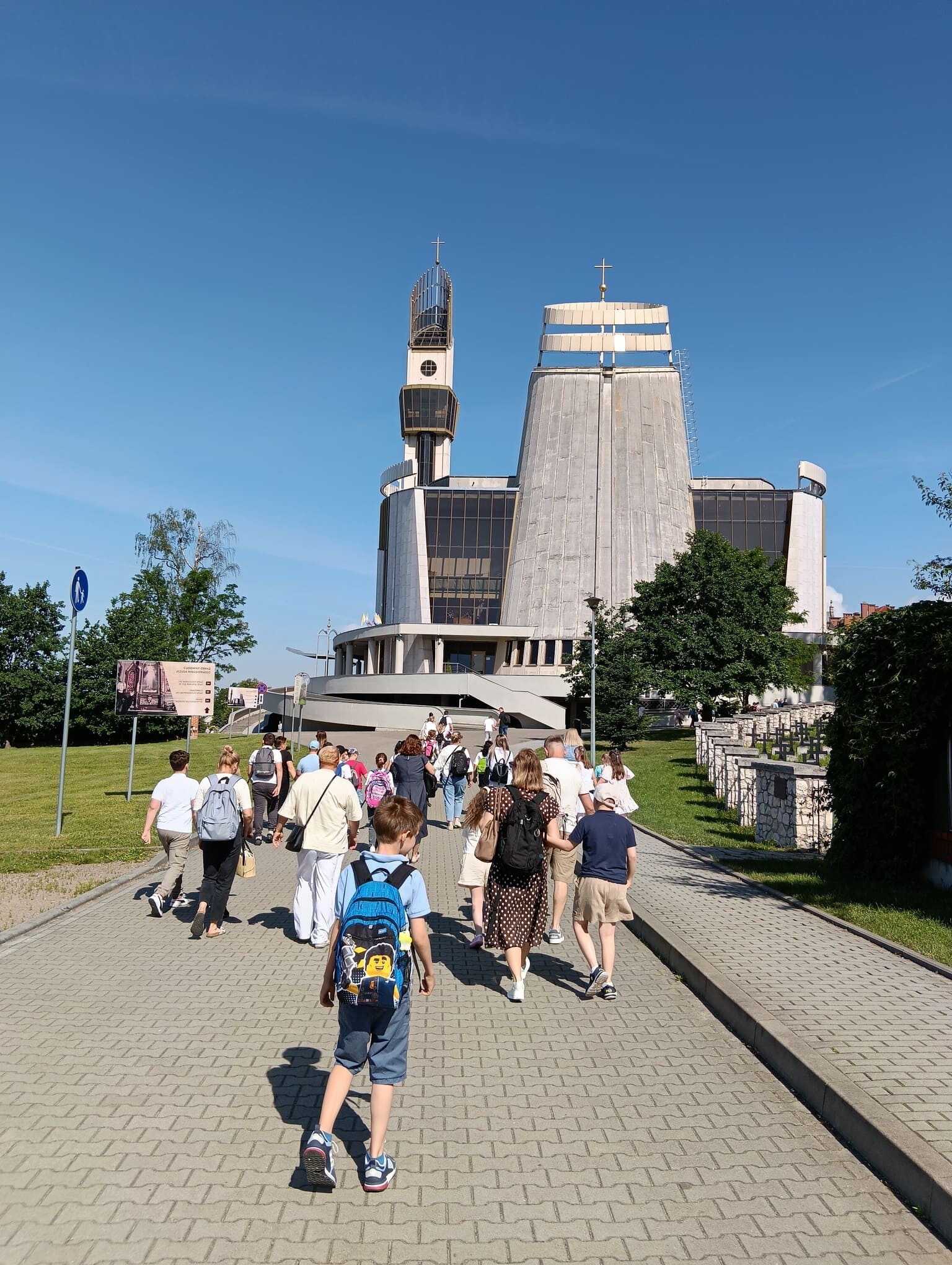 Uczniowie idą w kierunku Centrum Bożego Miłosierdzia w Łagiewnikach.