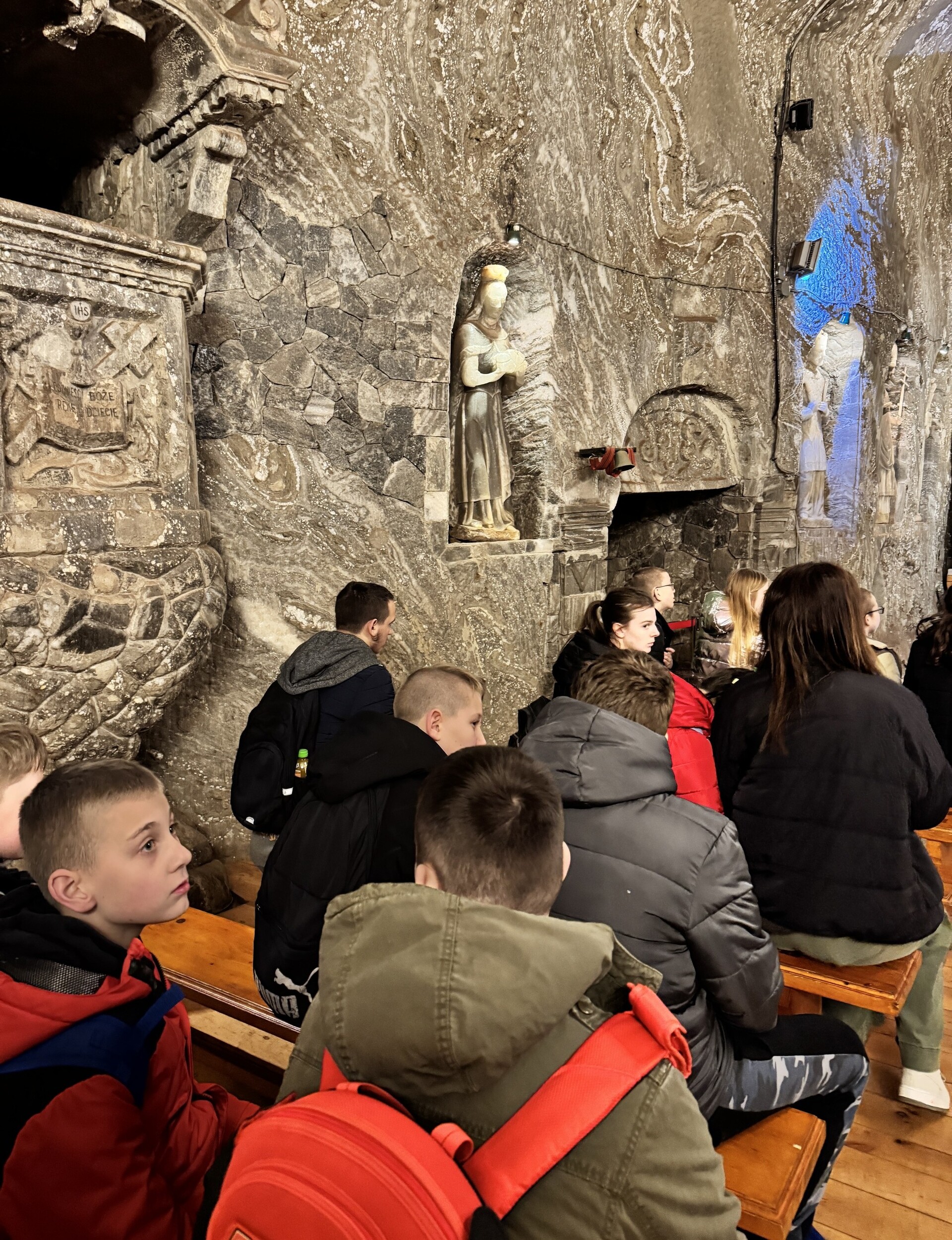 Uczniowie słuchają prelekcji w Kopalni Soli w Bochni.