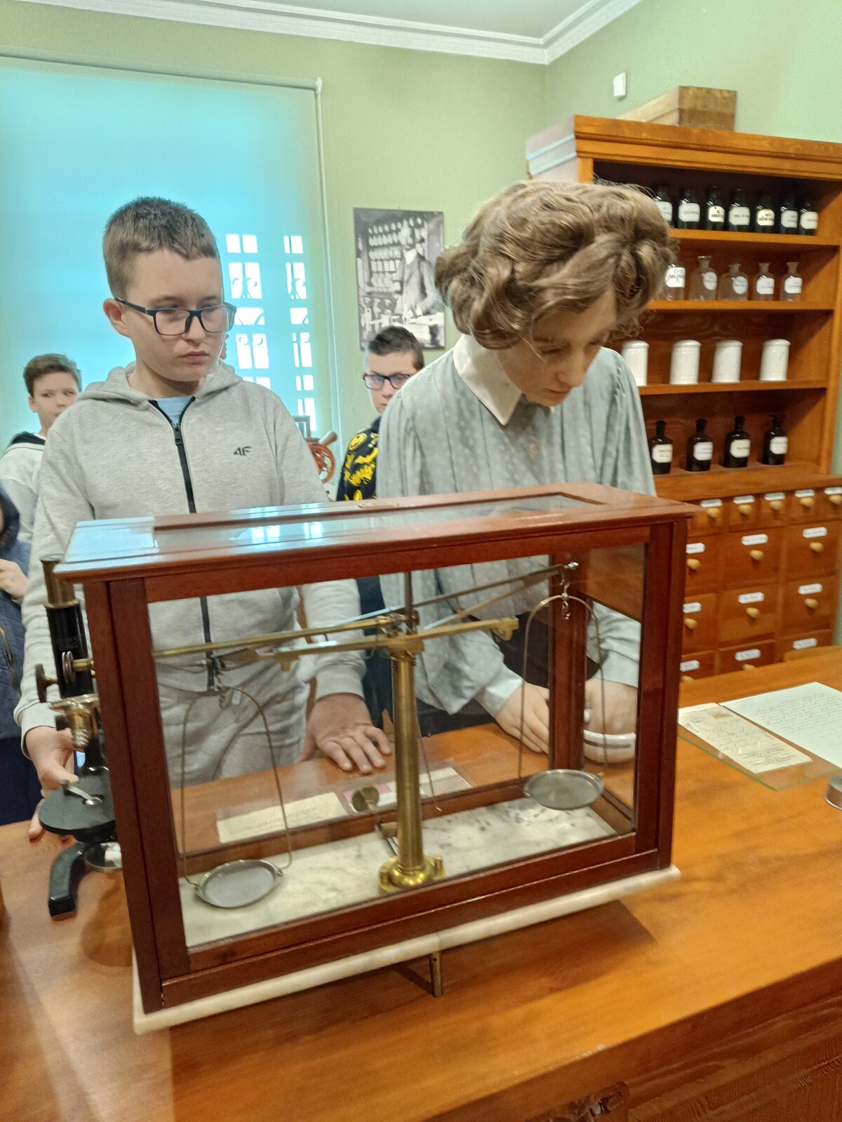 Chłopiec ogląda ekspozycję w Muzeum  Regionalnym Ziemi Limanowskiej.