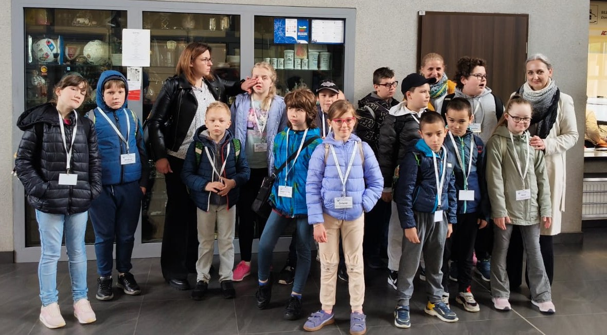 Grupa uczniów stoi w holu teatru  Groteska w Krakowie