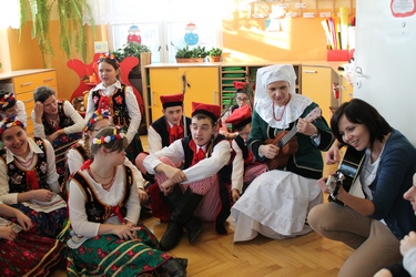 16.01.2017 r. członkowie zespołu folklorystycznego „Krakowiacy” odwiedzili Przedszkole Samorządowe w Dąbrowie. Zaprezentowali tam, swoim młodszym kolegom program artystyczny zatytułowany „Z kolędą na krakowską nutę”. Elementy programu zostały tak przygotow 2