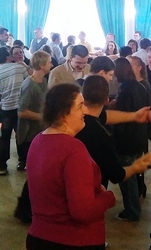 Ruch i rytm, to bez wątpienia doskonały sposób uzyskania harmonii ciała i umysłu poprzez integrowanie sfery fizycznej, psychicznej oraz społecznej. Rozwijanie tych kluczowych dla funkcjonowania człowieka obszarów, może odbywać się w toku długich godzin wzm 1