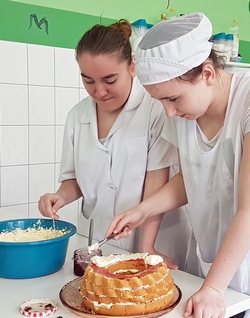 Kuchnia niemiecka w praktyce – to tematyka stażu, jaki odbywają uczniowie Branżowej Szkoły I stopnia z naszego ośrodka. Zajęcia kulinarne, przez dwa tygodnie są realizowane w Centrum Kształcenia „Internationaler Bund” we Frankfurcie nad Odrą. (więcej) 1