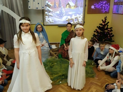 Boże Narodzenie to jedno z najbardziej wyczekiwanych świąt. W szkole przy ul. Stasiaka przygotowania do tego wydarzenia trwają kilka tygodni. W tym roku, starsze dzieci pod kierunkiem wychowawców, zorganizowały spotkanie wigilijne. Pojawili się nawet prawd 2