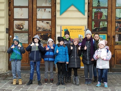 Dnia 14 lutego, uczniowie klasy IV-V ze szkoły przy ul. Stasiaka uczestniczyli w warsztatach kulinarnych, które odbyły się dzięki uprzejmości restauracji Dominium z Galerii Krakowskiej. Dzieci dowiedziały się, jak i z czego powstaje pizza, a także skąd poc 2