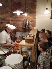 Dnia 14 lutego, uczniowie klasy IV-V ze szkoły przy ul. Stasiaka uczestniczyli w warsztatach kulinarnych, które odbyły się dzięki uprzejmości restauracji Dominium z Galerii Krakowskiej. Dzieci dowiedziały się, jak i z czego powstaje pizza, a także skąd poc 1