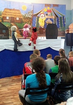 W dniu 4 października uczniowie wraz z wychowawcami ze szkoły przy ul. Stasiaka, odwiedzili placówkę WTZ w Proszówkach. Z wielką radością skorzystaliśmy z uprzejmości Pana Kierownika, który zaprosił nas na przedstawienie Teatru kukiełkowego „Tomcio” z Nowe 1