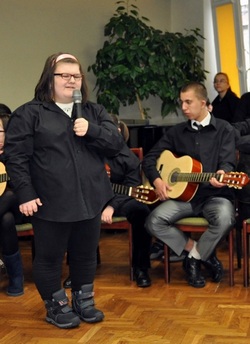 "PODRÓŻ DOOKOŁA ŚWIATA..." KONCERT DEDYKOWANY P. WANDZIE WĄTORSKIEJ    (czytaj więcej) 1