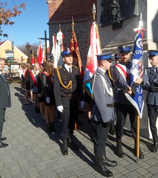 Przedstawiciele służb mundurowych z flagami