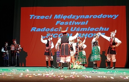 Zdjęcie tancerzy w strojach ludowych