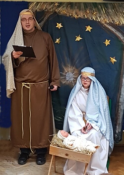 Na zdjęciu uczniowie podczas przedstawienia bożonarodzeniowego