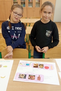 Na zdjęciu dwie uczennice podczas konkursu