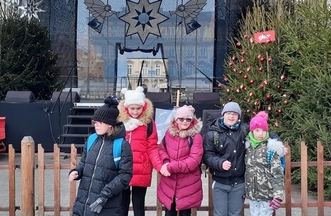 Grupowe zdjęcie uczniów przed muzeum przyrodniczym