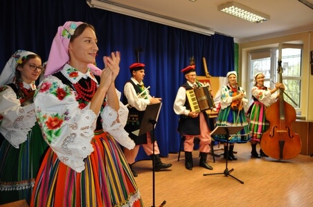 Grupa osób podczas występu - wszyscy w strojach ludowych