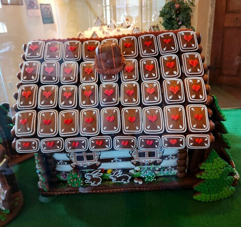 Brązowy domek z ciastek piernikowych ozdobionych lukrem.