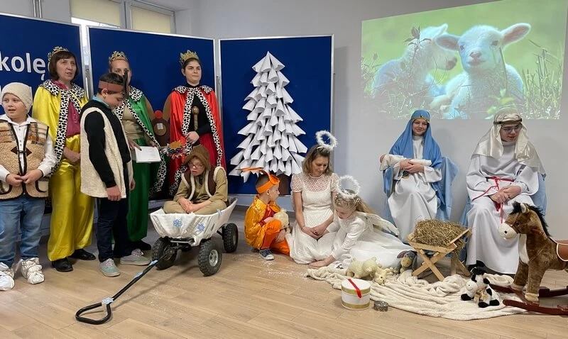 Postaci w strojach jasełkowych: Józef, Maryja, Trzej Królowie, pastuszkowie.