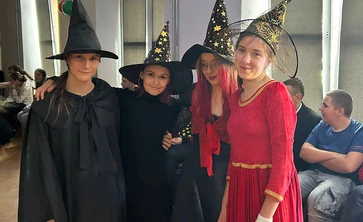 Dziewczęta przebrane za czarownice wróżki posują do zdjęcia.