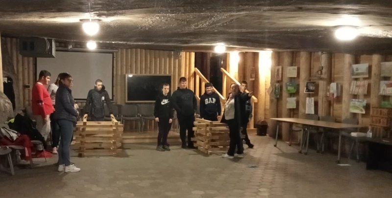 Uczniowie oglądają ekspozycję w podziemiach Kopalni Soli w Wieliczce.