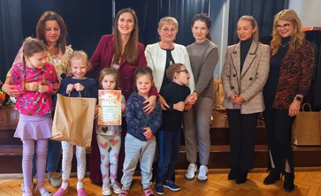 Uczniowie wraz z nauczycielami pozują do zdjęcia po otrzymaniu dyplomów w konkursie na najpiękniejsza dynię.