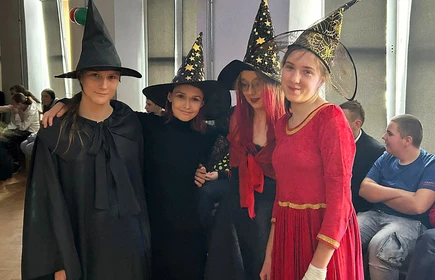 Dziewczęta przebrane za czarownice wróżki posują do zdjęcia.