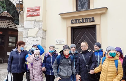 Młodzież stojąca w bramie do  Muzeum Żup Solnych w Wieliczce