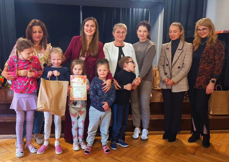 Uczniowie wraz z nauczycielami pozują do zdjęcia po otrzymaniu dyplomów w konkursie na najpiękniejsza dynię.