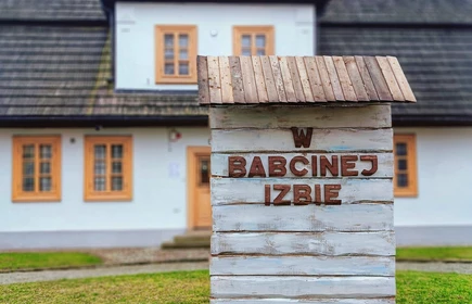 Tablica informacyjna Muzeum Etnograficznego &#34;Babcina Izba&#34; w Tarnowie.