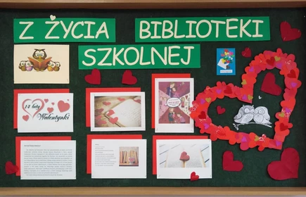 Gazteka biblioteki szkolnej, na której wywieszone są informacje o  Walentynkach.