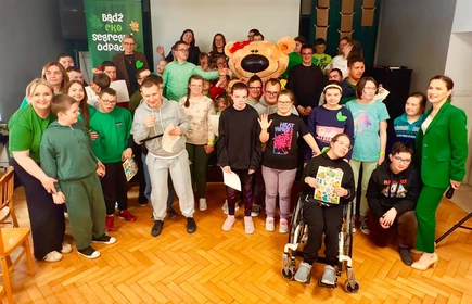 grupa uczniów i nauczycieli pozuje do zdjęcia.