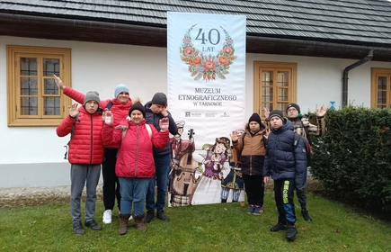 Grupa uczniów stoi przed  budynkiem Muzeum Etnograficznego w Tarnowie..