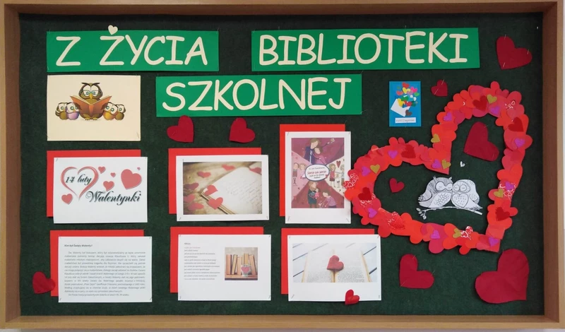 Gazteka biblioteki szkolnej, na której wywieszone są informacje o  Walentynkach.