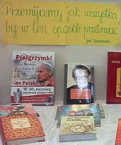 W jesienne popołudnie, 5 listopada, po raz pierwszy w naszej bibliotece zorganizowano Zaduszki Poetycko - Muzyczne poświęcone naszym bliskim, przyjaciołom, poetom, nauczycielom, którzy już odeszli... (czytaj więcej) 1